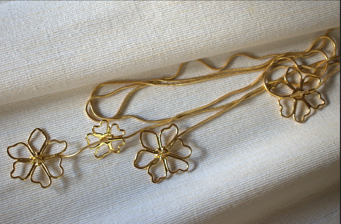 Serenity Necklace | Collar dorado flores largo