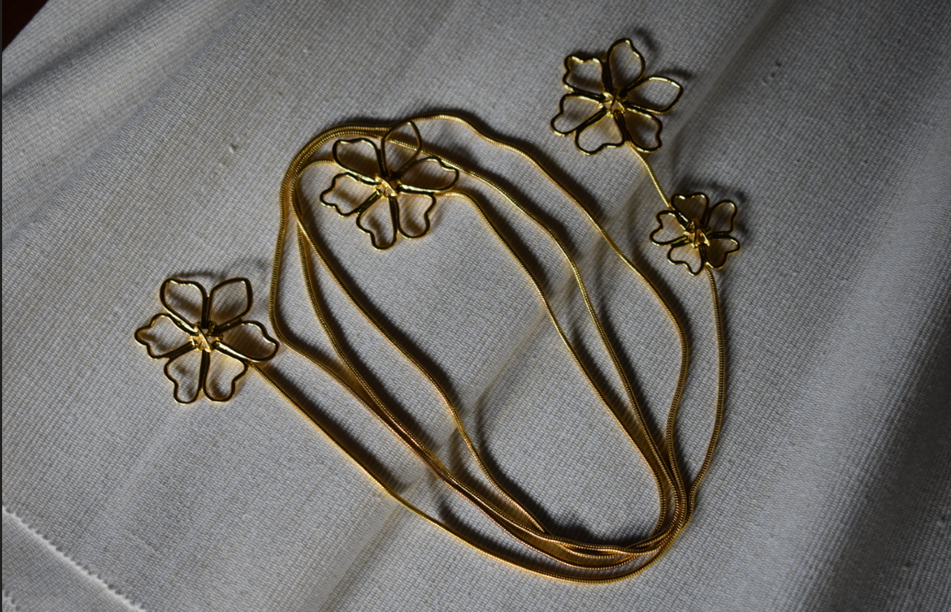 Serenity Necklace | Collar dorado flores largo