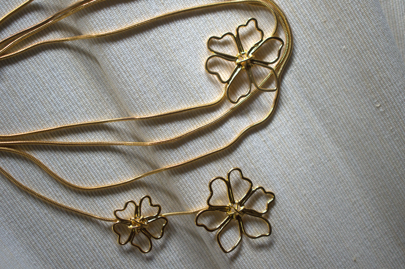 Serenity Necklace | Collar dorado flores largo