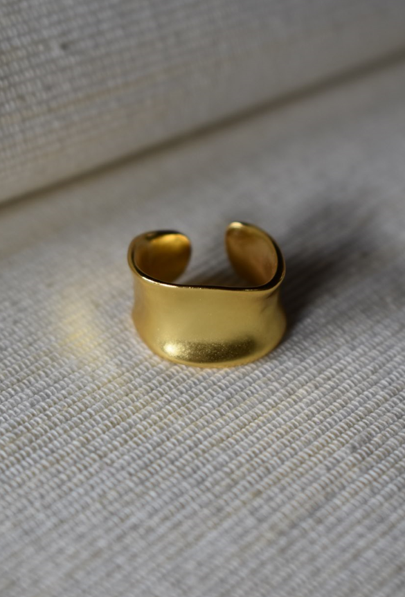 Gleams Golden Ring